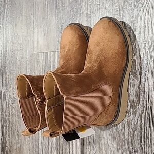 Art Class NWT Cognac Laurel Chelsea Boots Size 1